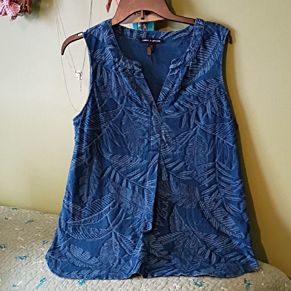 Cable & Gauge Blue Leaf Pattern Top NWOT